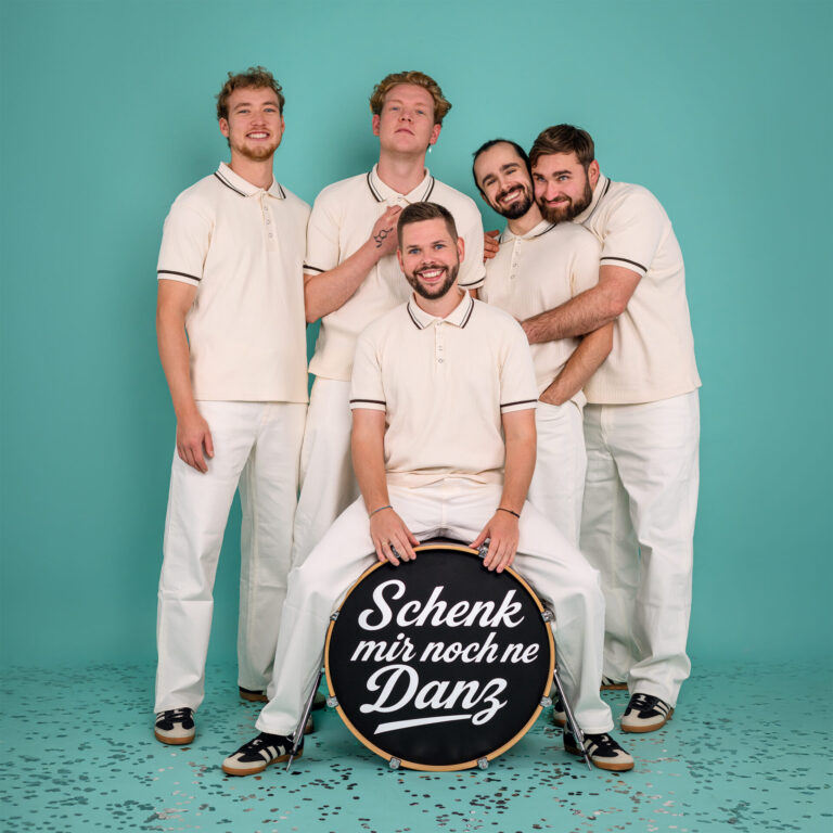 Die fünf Mitglieder der Kölner Band King Loui vor einem farbenfrohen Partyhintergrund.
