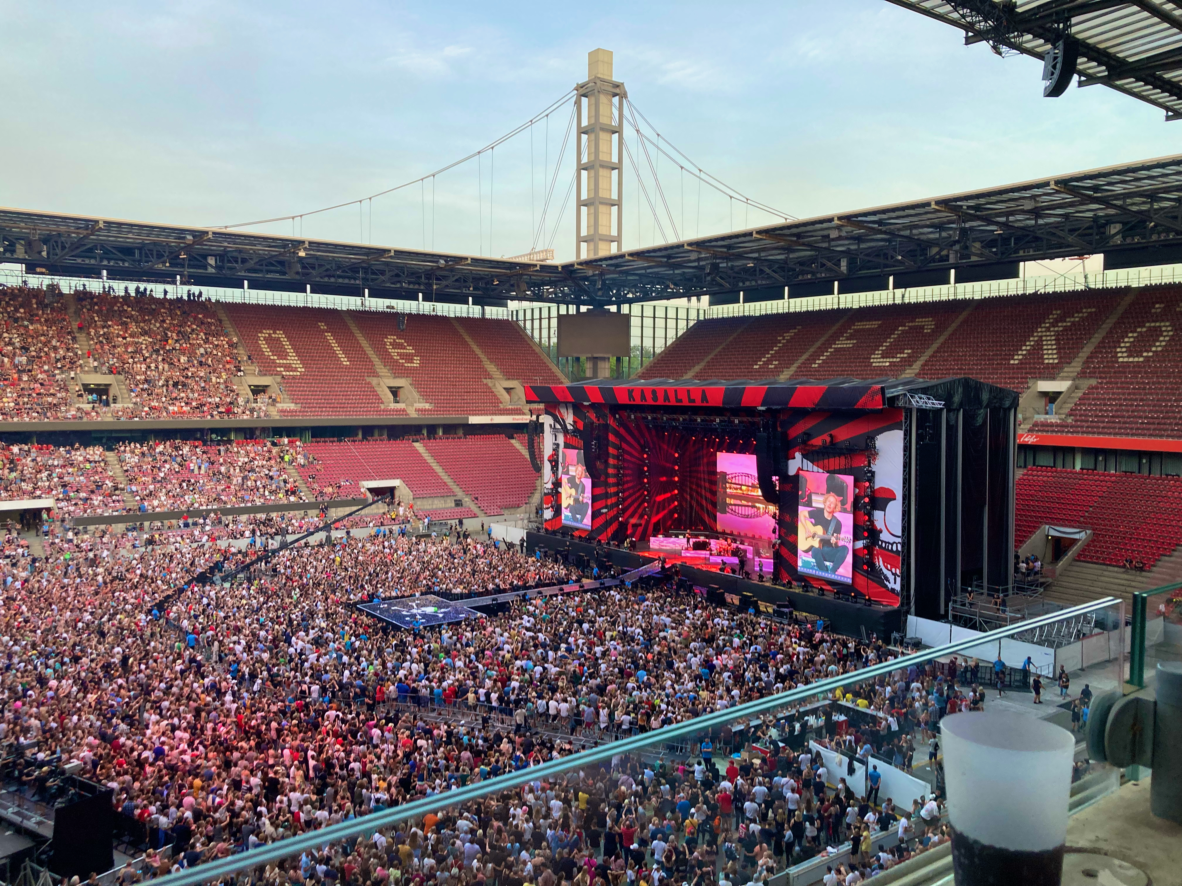 Die Kölschrock-Band Kasalla bei ihrem Stadionkonzert im Kölner RheinEnergieStadion 2022.